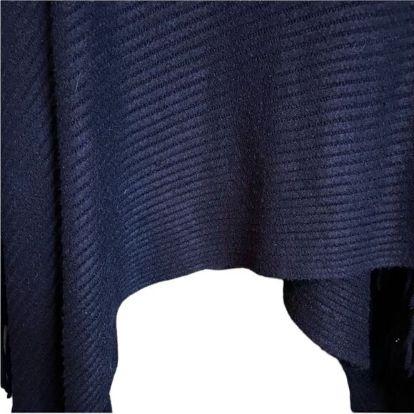 BCBGMaxarzia blue knit poncho. One size - Picture 8 of 10